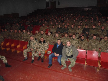 В залі близько 300 бійців