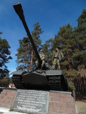 Шевенко М. і Сохін В. на танку ІС-3М. Навчальний центр "Десна"